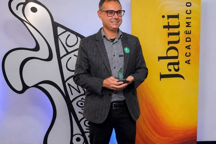 Professor alagoano vence Prêmio Jabuti Acadêmico 2026 com obra sobre administração pública
