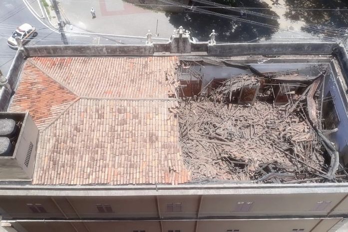 Parte do telhado do museu Pierre Chalita caiu na manhã do sábado (29).