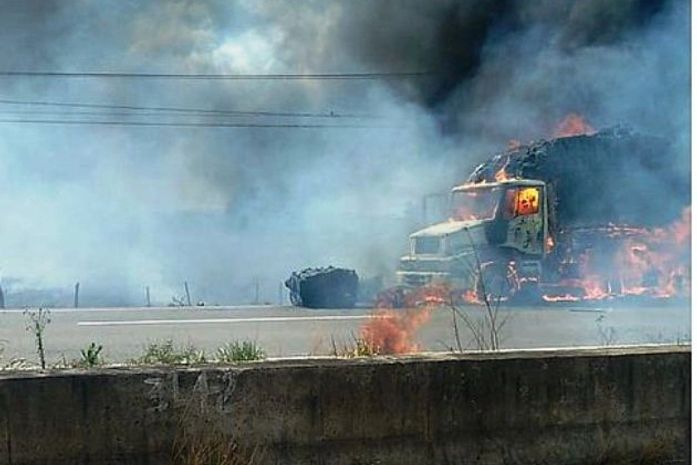 Caminhão que transportava tecidos é consumido pelo fogo na BR-101; veja vídeo