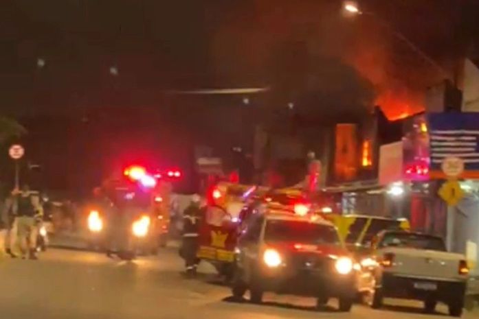 Loja de peças na Praça do Pirulito é destruída após incêndio no Centro de Maceió