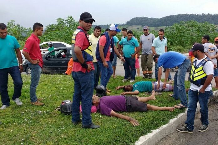 Acidente entre carro e moto deixa duas pessoas feridas