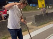 Arapiraca: vereador Vavazinho põe a mão na massa e pinta faixas de trânsito após DER alegar falta de recursos