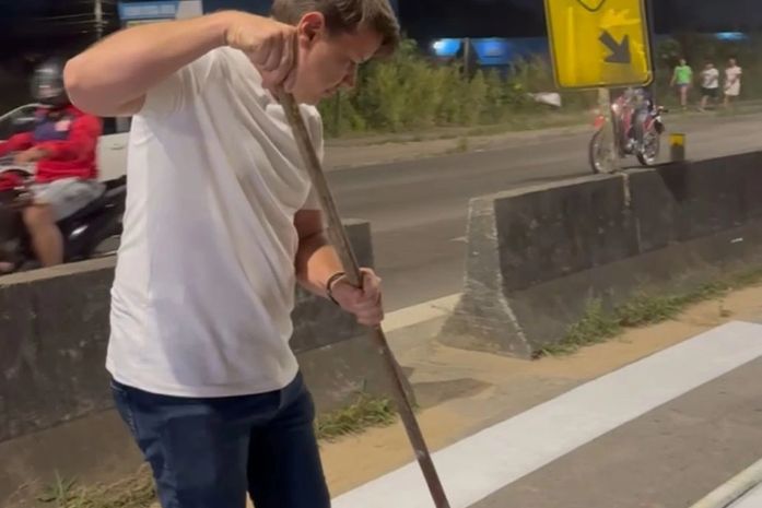 Arapiraca: vereador Vavazinho põe a mão na massa e pinta faixas de trânsito após DER alegar falta de recursos