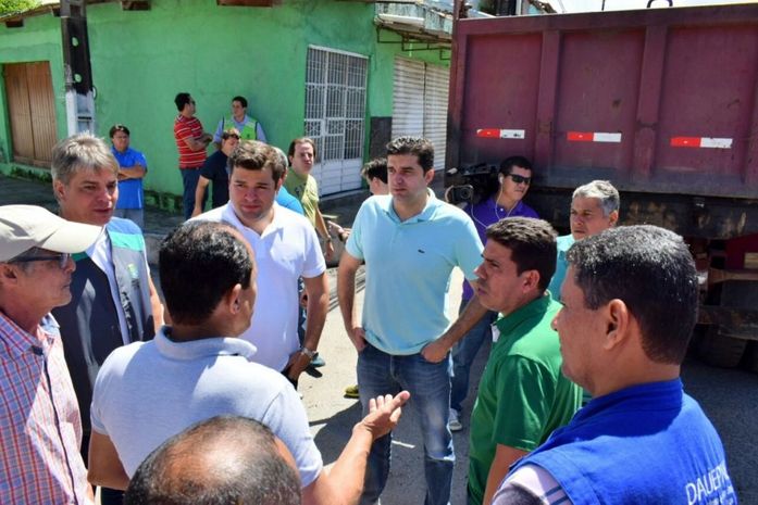 Prefeito Rui Palmeira acompanha mutirão de serviços no Joaquim Leão