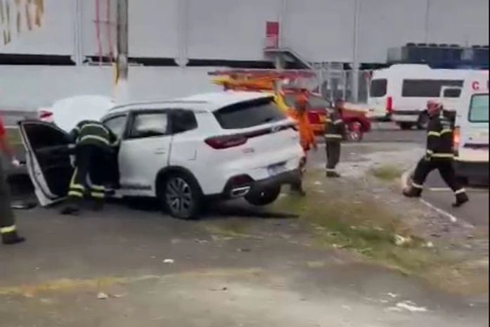 Motorista perde controle de veículo, bate em muro e uma pessoa fica presa às ferragens