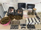 Com ajuda de cães farejadores, PM apreende mais de mil comprimidos de Rohypnol e drogas dentro de residência, em Arapiraca 