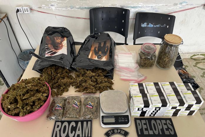 Com ajuda de cães farejadores, PM apreende mais de mil comprimidos de Rohypnol e drogas dentro de residência, em Arapiraca