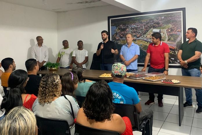 Prefeito Lucas Santos reúne microempreendedores e autônomos de Traipu em mais uma etapa da concessão do auxílio; Secretaria de Indústria e Comércio visitou comerciantes já beneficiados