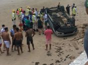 Veículo capotou na areia da praia