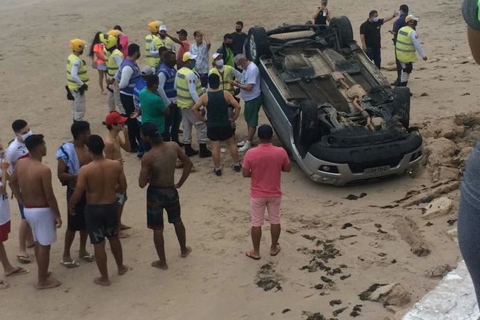 Veículo capotou na areia da praia