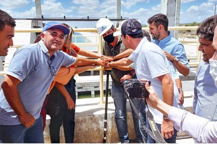 Jarbas Ricardo (boné azul) e Maurício Quintela (capacete) num momento importante de mais uma etapa do Canal do Sertão