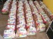 Distribuição de kits de alimentos iniciou nesta segunda-feira (27).