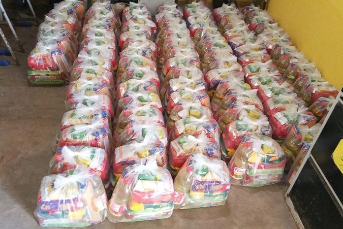 Distribuição de kits de alimentos iniciou nesta segunda-feira (27).