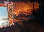 Incêndio se alastra em galpão próximo a Barra de São Miguel; veja vídeo