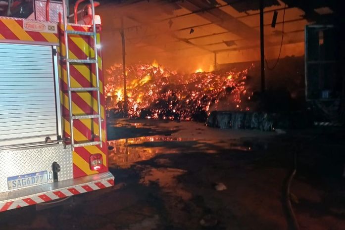Incêndio se alastra em galpão próximo a Barra de São Miguel; veja vídeo