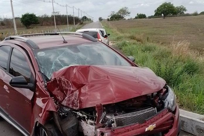 Médico perde controle da direção e carro derruba poste de energia na AL-115
