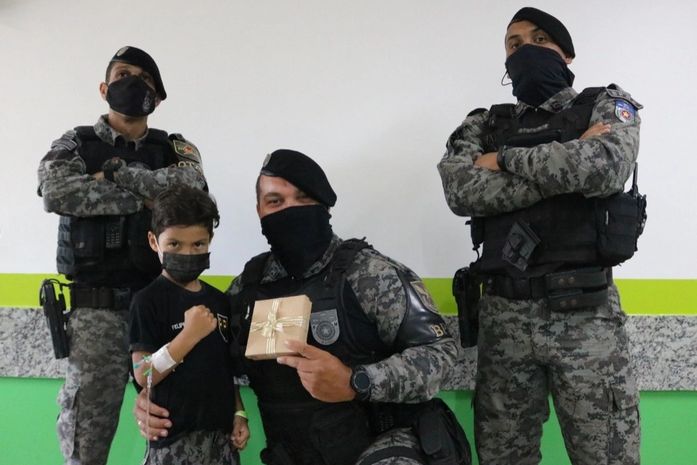 Reforço especial: paciente de cinco anos recebe visita de policiais no Hospital Unimed Maceió