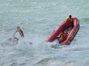 Afogamento: surfista e cadete dos bombeiros resgatam jovens de 23 anos, na praia da Avenida