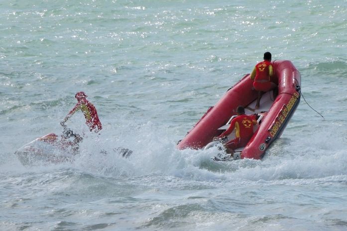 Afogamento: surfista e cadete dos bombeiros resgatam jovens de 23 anos, na praia da Avenida