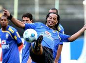  Dunga acredita que Ronaldinho reencontrará o seu melhor futebol 