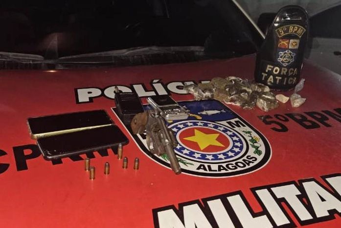 Suspeitos são presos com arma de fogo e drogas no Benedito Bentes, em Maceió