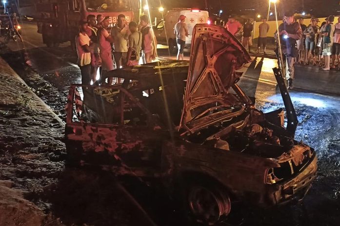 Uma pessoa morreu após colisão que provocou incêndio em veículo; veja fotos