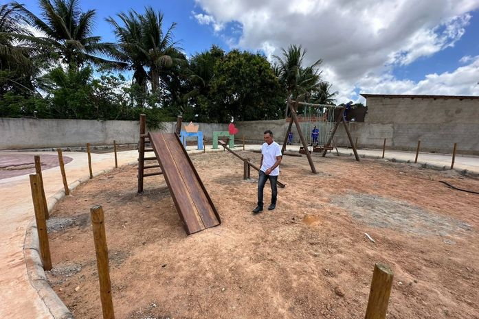 Prefeito de Anadia acompanha obras de nova praça
