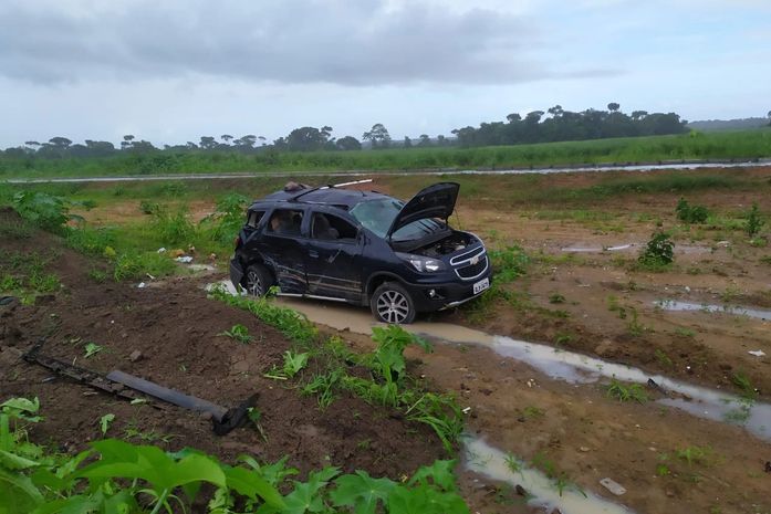Capotamento provocado por colisão entre veículos deixa cinco pessoas feridas em Maceió