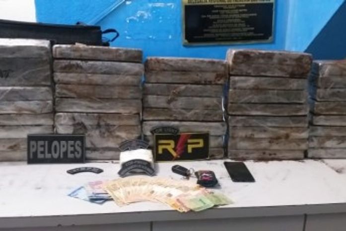 PM apreende 46 kg de maconha, pasta base e prende responsável pela carga na AL-101