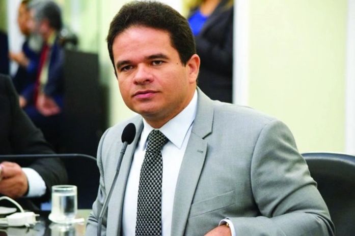 Marcelo Victor sanciona leis, entre elas a que torna de utilidade pública o Instituto Amiga da Gente