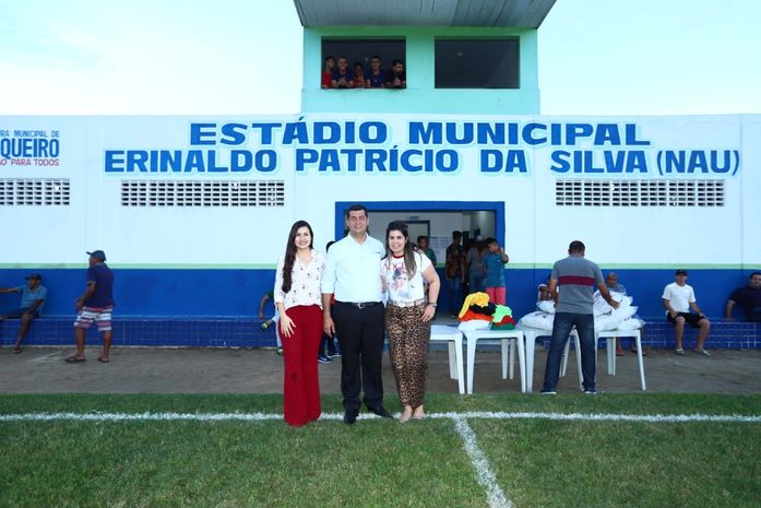 Nessa foto em Junqueiro, Cláudia Petuba, Carlos Augusto (prefeito) e Morgana Tavares, durante a festa de emancipação
