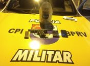 Homem é preso com arma de fogo escondida embaixo de tapete de carro