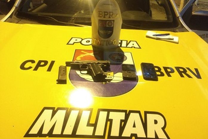 Homem é preso com arma de fogo escondida embaixo de tapete de carro