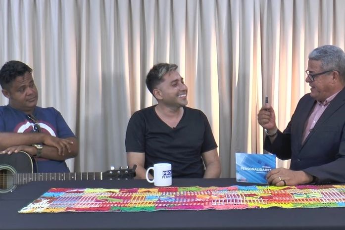 Programa Personalidades entrevista o cantor Ronny Rocha