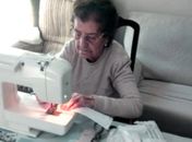 Idosa de 84 anos passa 8 horas por dia costurando máscaras pra hospitais