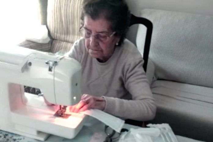 Idosa de 84 anos passa 8 horas por dia costurando máscaras pra hospitais