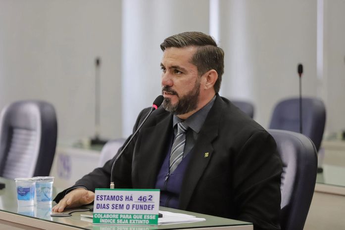 Lei de autoria de Leonardo Dias cria Núcleo de Atendimento Psicossocial para professores da Rede Municipal
