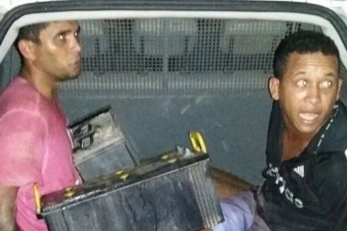 Dupla é presa acusada de furtar baterias automotivas de prefeitura