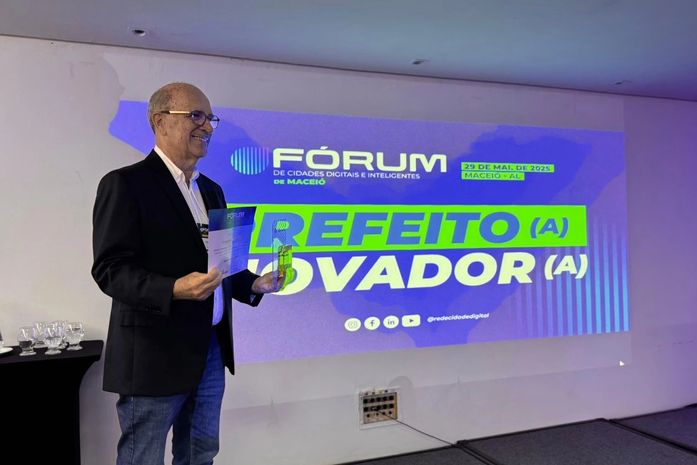 Ronaldo Lopes recebe prêmio Prefeito Inovador