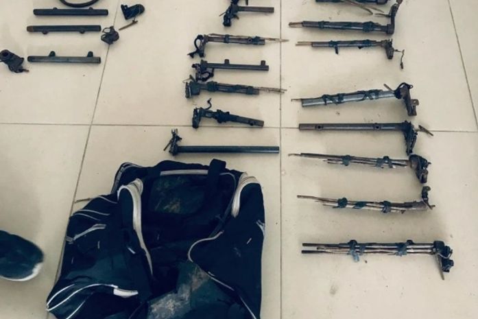 PM prende dois e apreende 23 armas de fogo artesanais em Murici