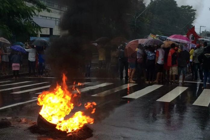 Manifestantes fecharam a Eletrobras no bairro do Farol