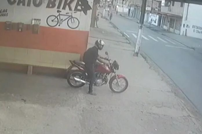 Vídeo mostra momento em motociclista assalta mulher na parte alta de Maceió.