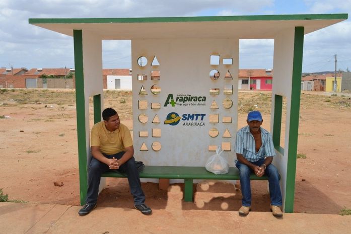 Prefeitura instala 25 abrigos de ônibus em bairros e povoados de Arapiraca