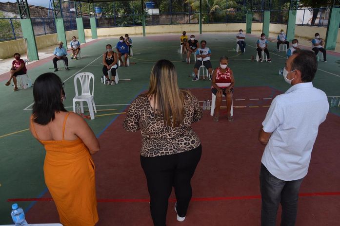 CRAS de Anadia realiza aula inaugural de exercícios físicos com grupo de idosos