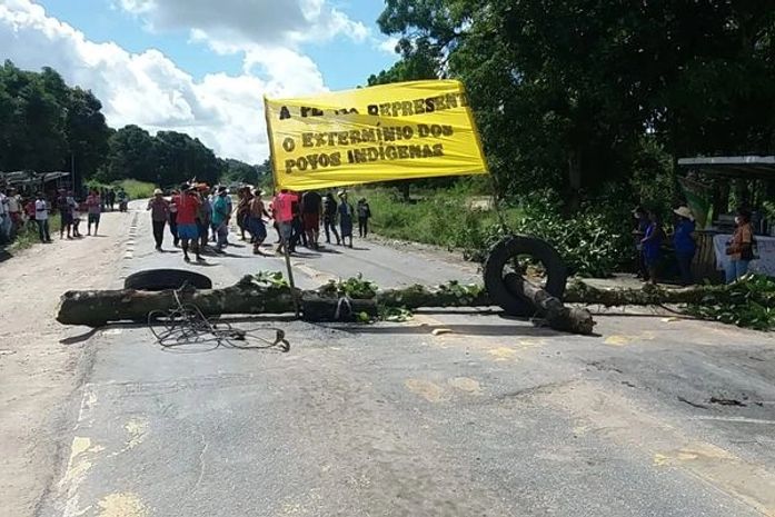 Indígenas voltam a realizar protesto e bloqueiam trecho da rodovia BR-101