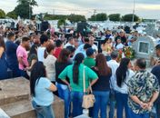 Comovidos, familiares e amigos sepultam filho de secretário de Educação de Arapiraca