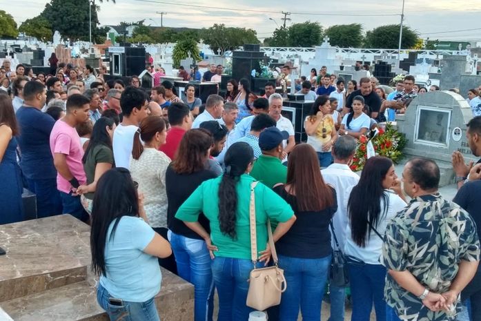 Comovidos, familiares e amigos sepultam filho de secretário de Educação de Arapiraca