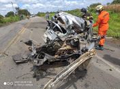 Carro fica destruído depois de colisão 