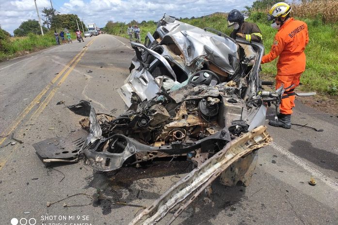 Carro fica destruído depois de colisão