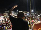 Fernando Cavalcante comemora reeleição com Arrastão da Vitória e agradece apoio dos eleitores